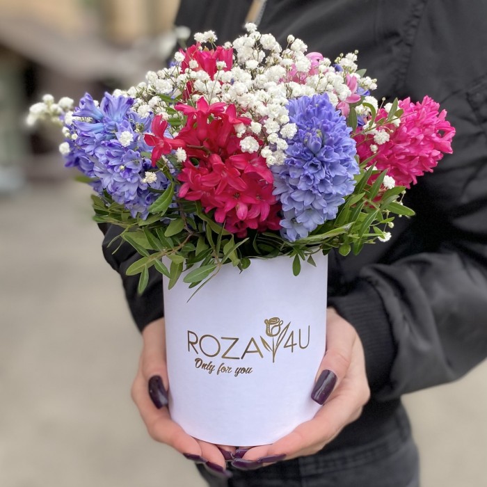 Яркие гиацинты с гипсофилой в коробке