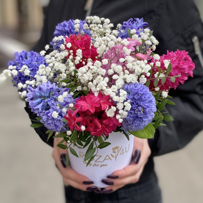 Яркие гиацинты с гипсофилой в коробке