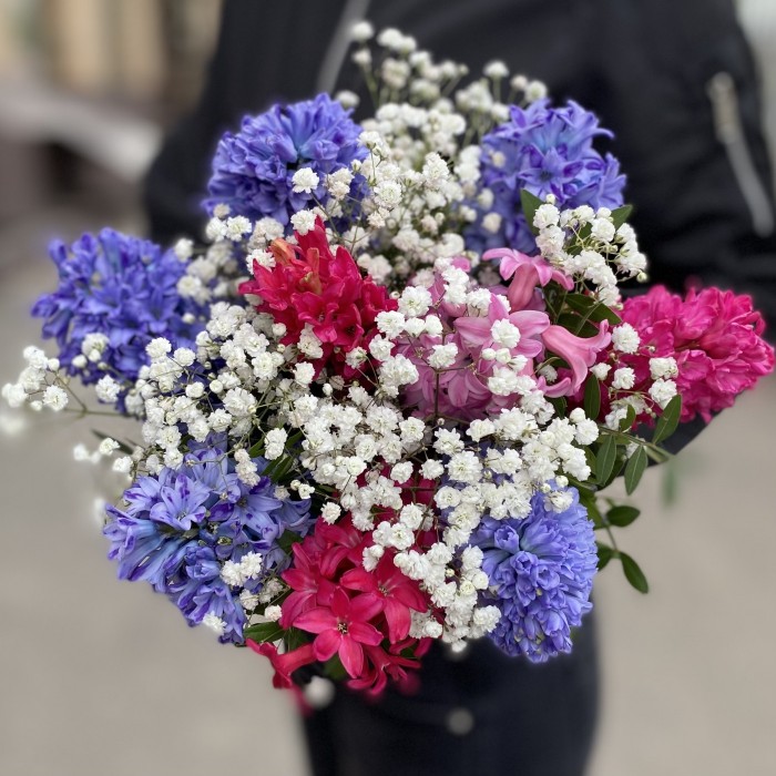 Яркие гиацинты с гипсофилой в коробке