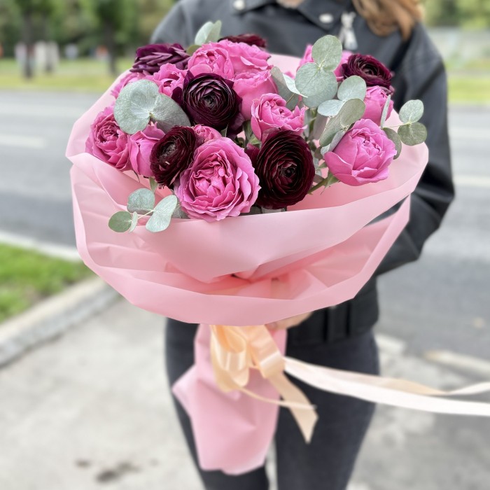 Яркий Букет кустовых роз и ранункулюсов