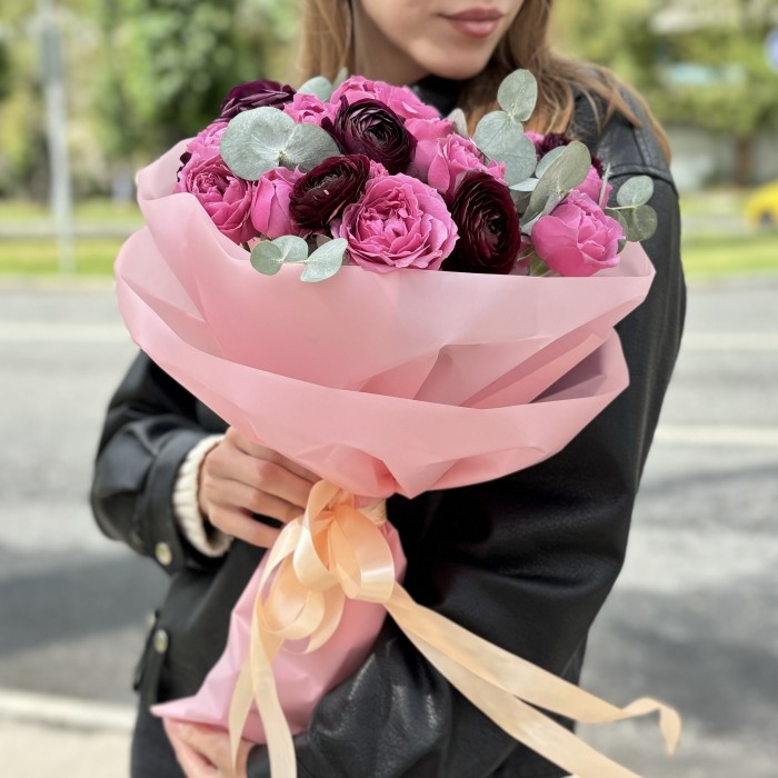 Яркий Букет кустовых роз и ранункулюсов