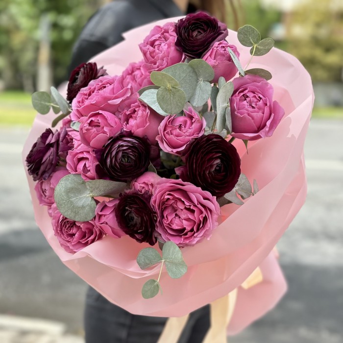 Яркий Букет кустовых роз и ранункулюсов