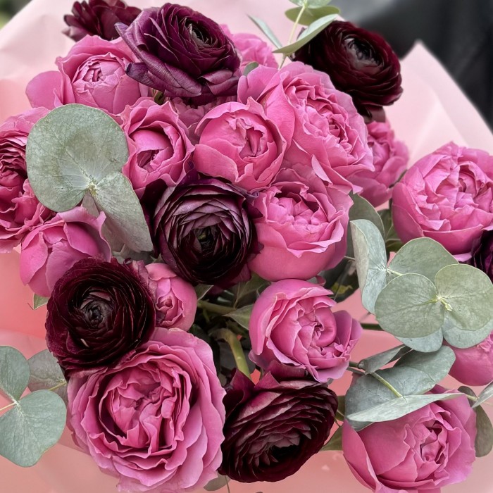 Яркий Букет кустовых роз и ранункулюсов