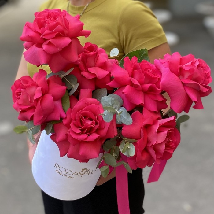 Яркие розы Пинк Флойд в круглой коробке