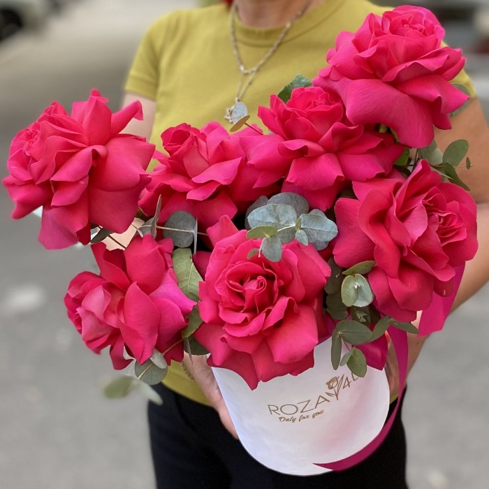 Яркие розы Пинк Флойд в круглой коробке