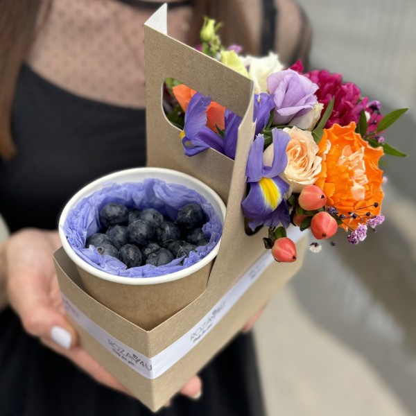 Яркий букет комплимент с голубикой MIX