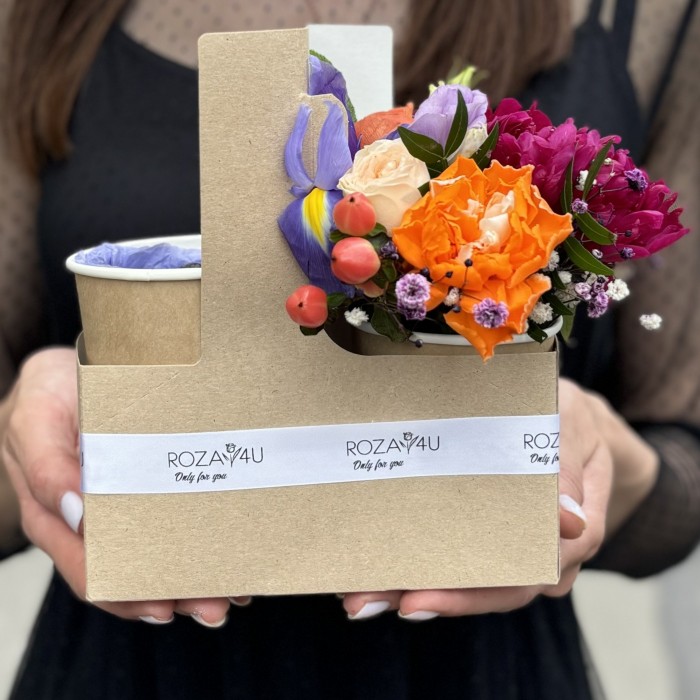 Яркий букет комплимент с голубикой MIX