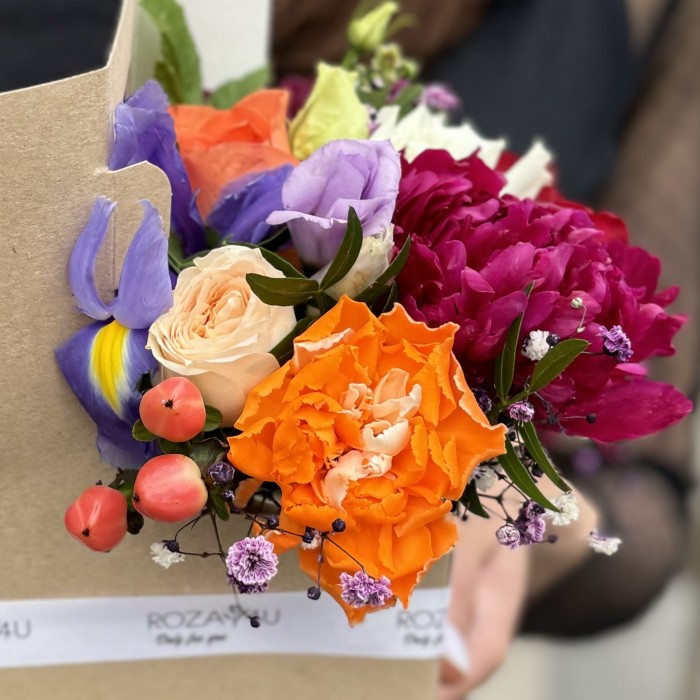 Яркий букет комплимент с голубикой MIX