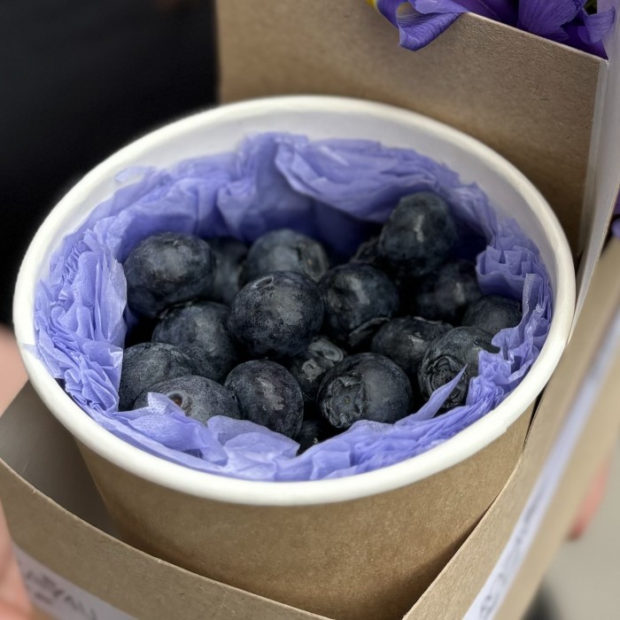 Яркий букет комплимент с голубикой MIX