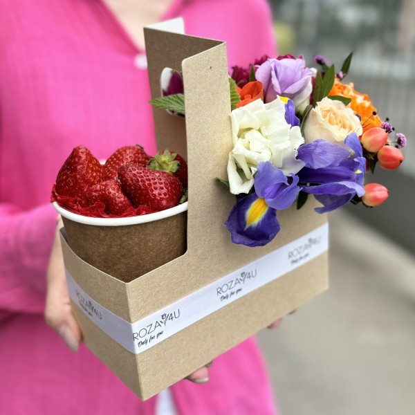 Яркий букет комплимент с клубникой MIX