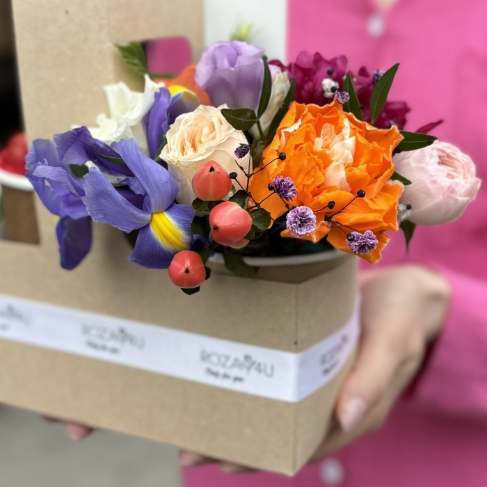 Яркий букет комплимент с клубникой MIX