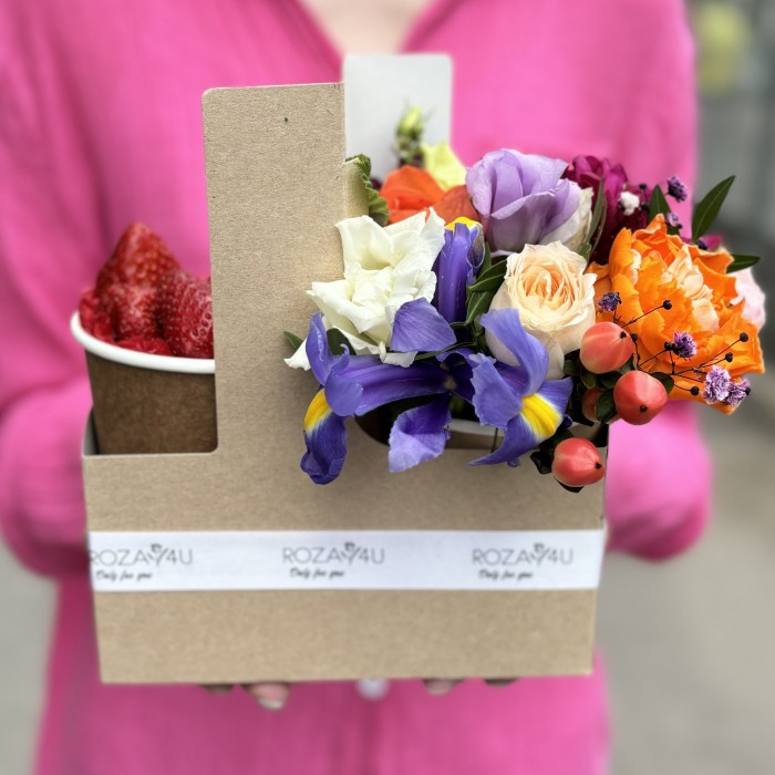 Яркий букет комплимент с клубникой MIX