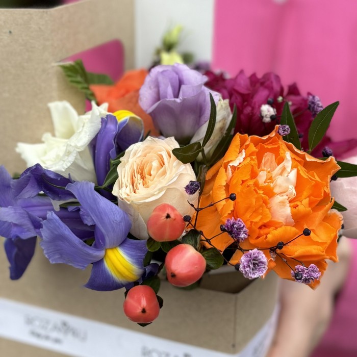 Яркий букет комплимент с клубникой MIX