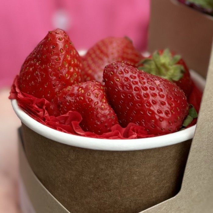 Яркий букет комплимент с клубникой MIX