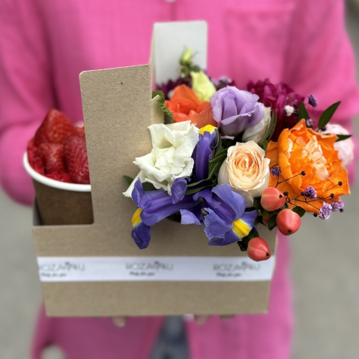 Яркий букет комплимент с клубникой MIX