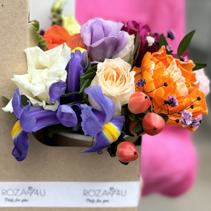 Яркий букет комплимент с клубникой MIX