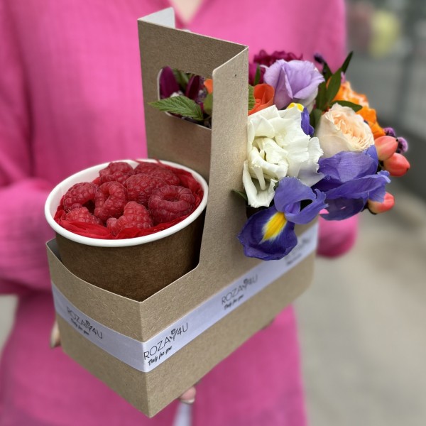 Яркий букет комплимент с малиной MIX