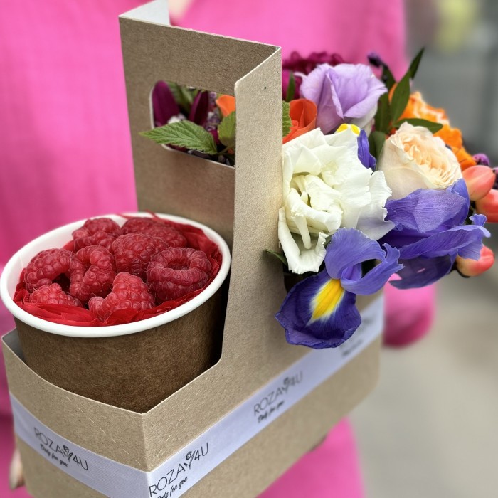 Яркий букет комплимент с малиной MIX