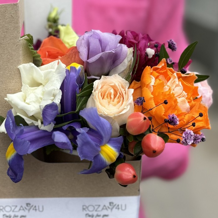 Яркий букет комплимент с малиной MIX