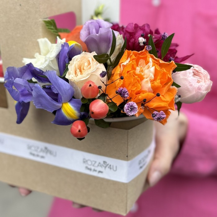 Яркий букет комплимент с малиной MIX