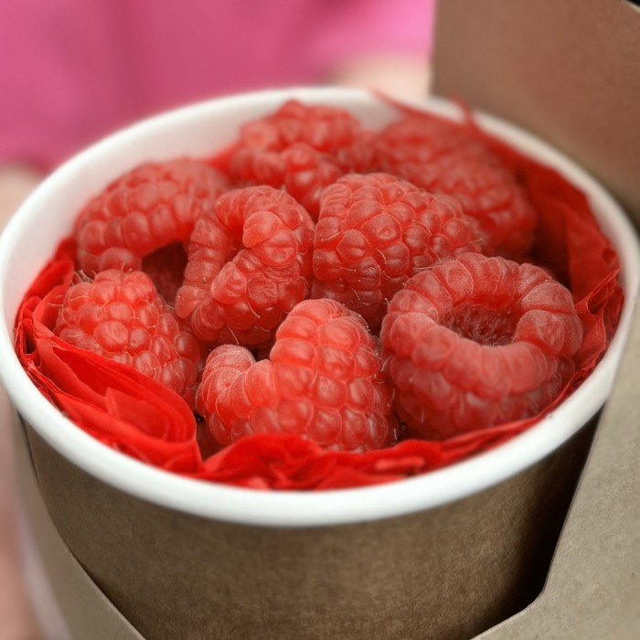 Яркий букет комплимент с малиной MIX