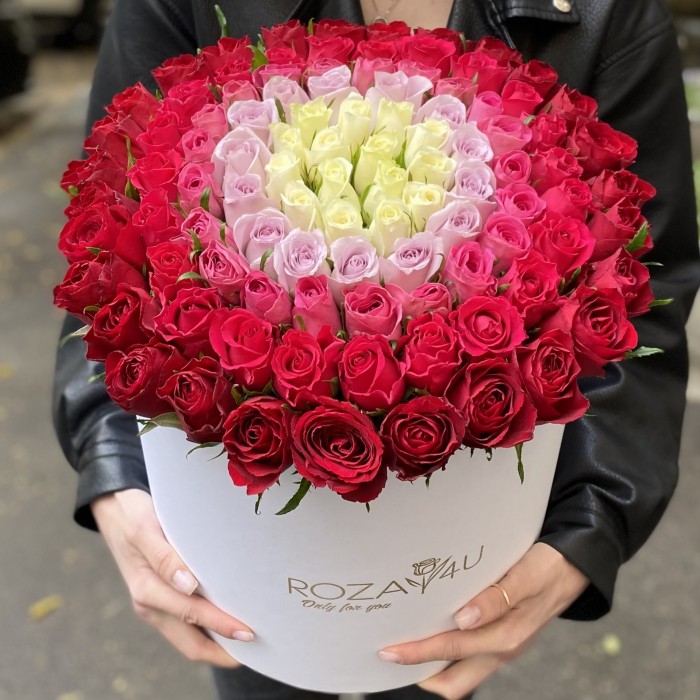 Яркий микс из 101 розы в коробке