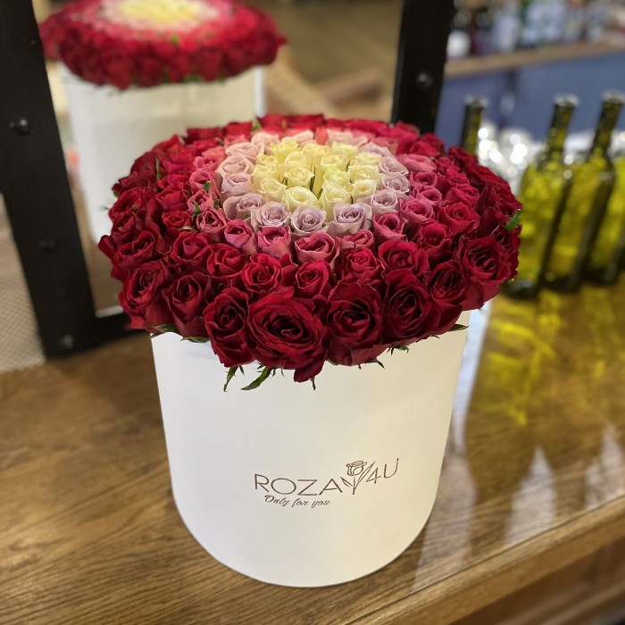 Яркий микс из 101 розы в коробке