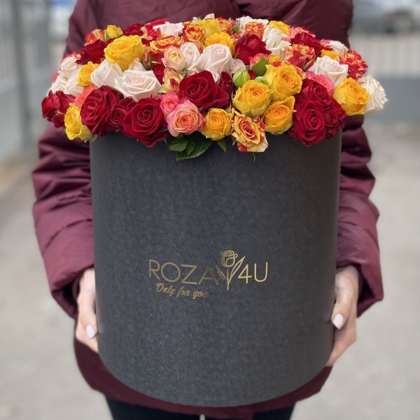 Яркий микс кустовых роз в коробке