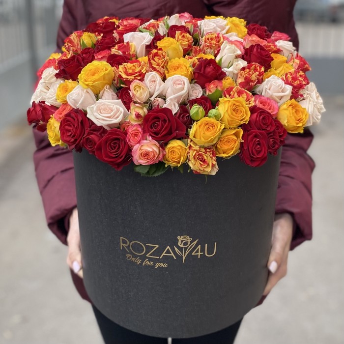 Яркий микс кустовых роз в коробке