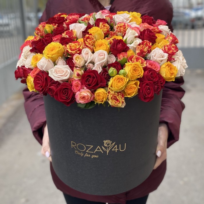 Яркий микс кустовых роз в коробке