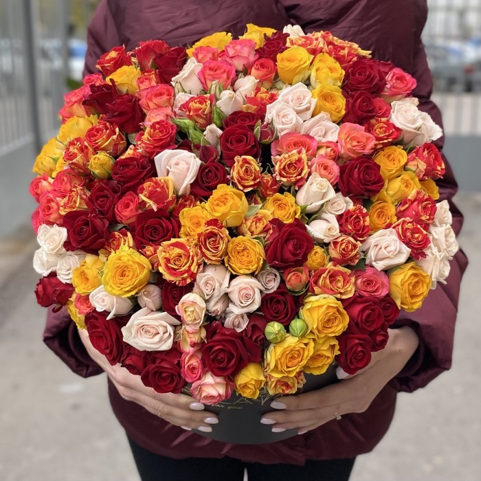 Яркий микс кустовых роз в коробке