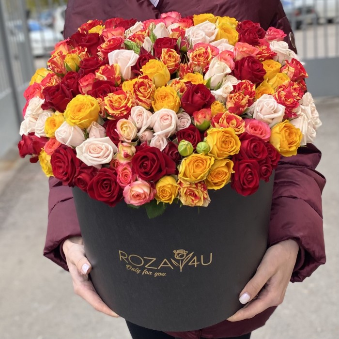 Яркий микс кустовых роз в коробке
