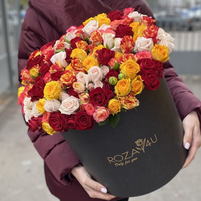 Яркий микс кустовых роз в коробке