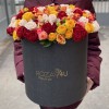 Яркий микс кустовых роз в коробке