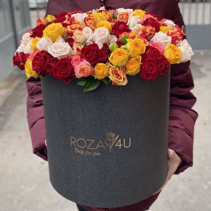 Яркий микс кустовых роз в коробке