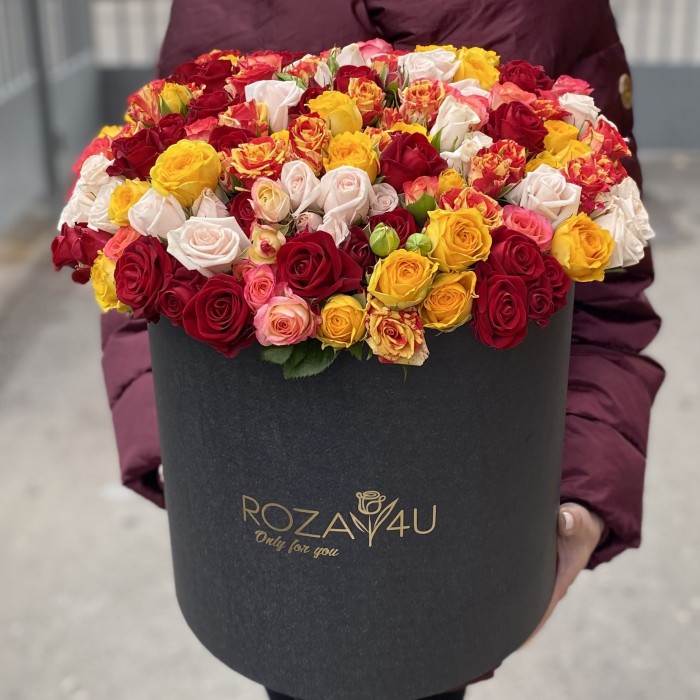 Яркий микс кустовых роз в коробке