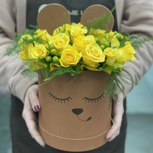 Желтая роза в коробке Медведь
