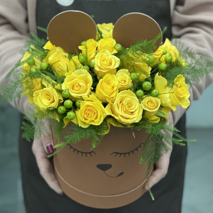 Желтая роза в коробке Медведь