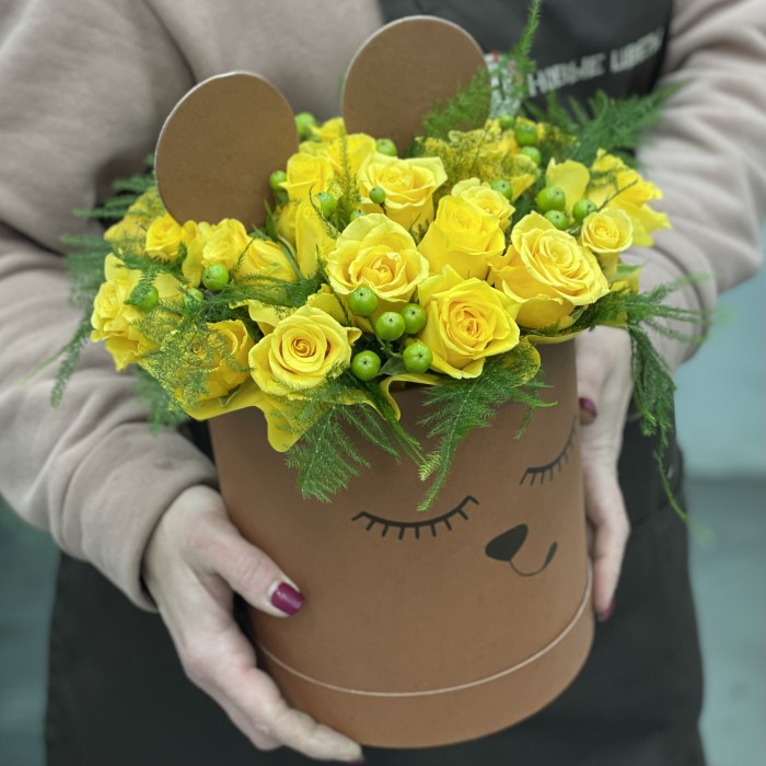 Желтая роза в коробке Медведь