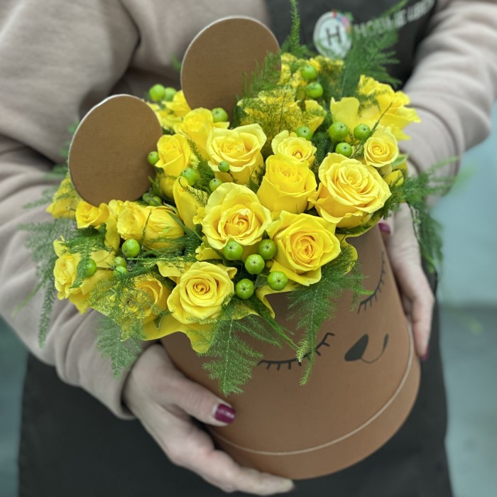 Желтая роза в коробке Медведь