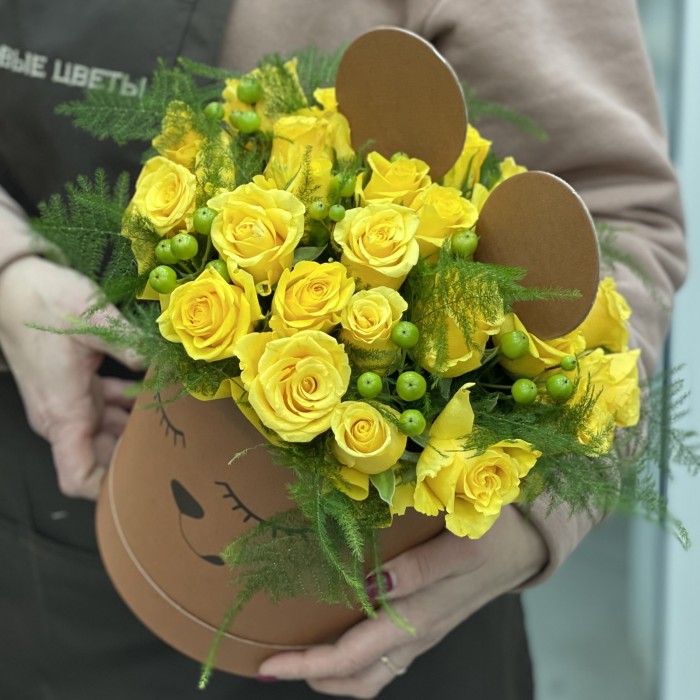 Желтая роза в коробке Медведь