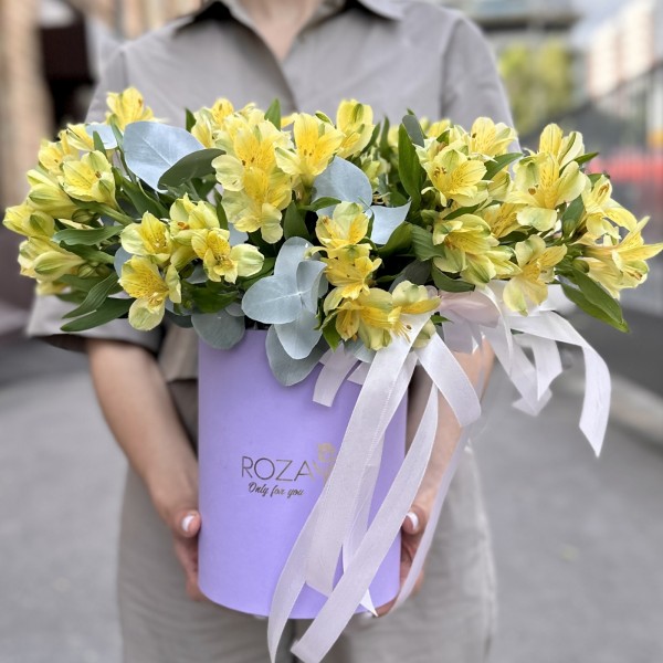 Желтая альстромерия с эвкалиптом в коробке
