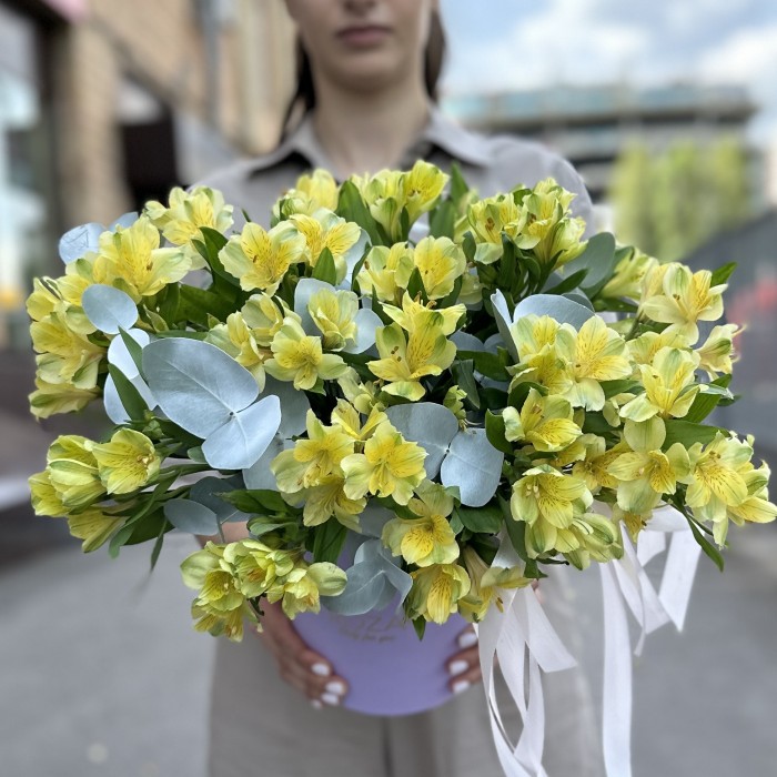 Желтая альстромерия с эвкалиптом в коробке