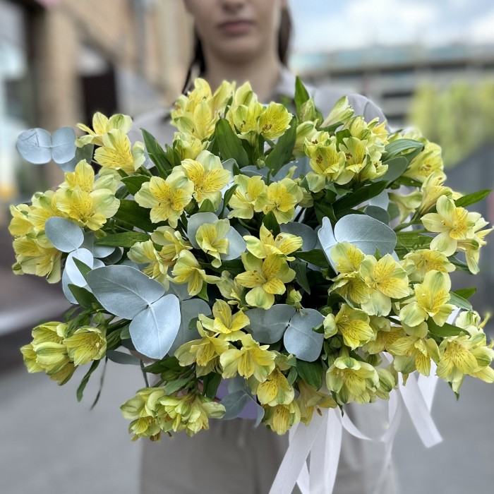 Желтая альстромерия с эвкалиптом в коробке