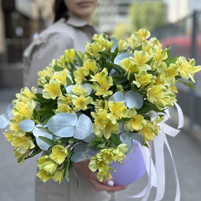 Желтая альстромерия с эвкалиптом в коробке