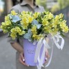 Желтая альстромерия с эвкалиптом в коробке