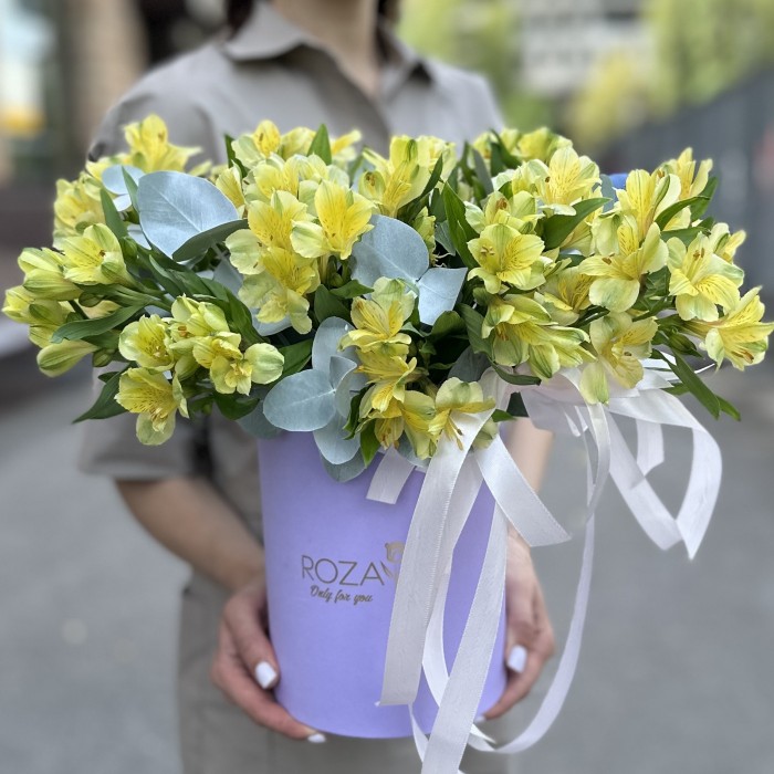 Желтая альстромерия с эвкалиптом в коробке