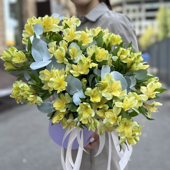 Желтая альстромерия с эвкалиптом в коробке