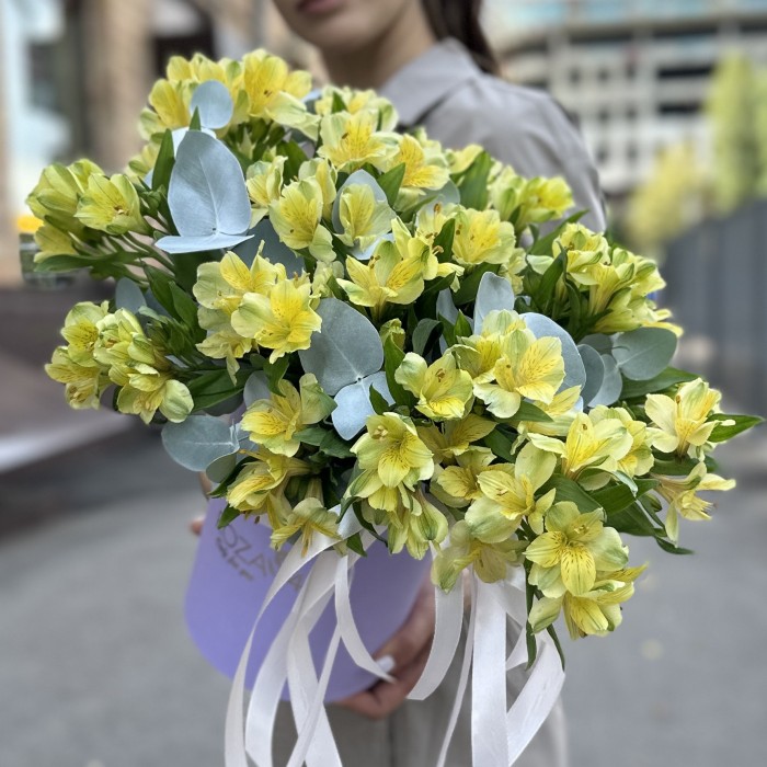 Желтая альстромерия с эвкалиптом в коробке