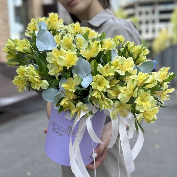Желтая альстромерия с эвкалиптом в коробке